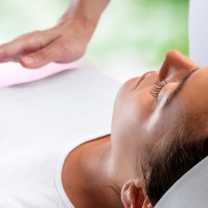 #kvinna får reikibehandling