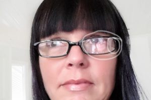 Carina m något i glasögonen närbild 2